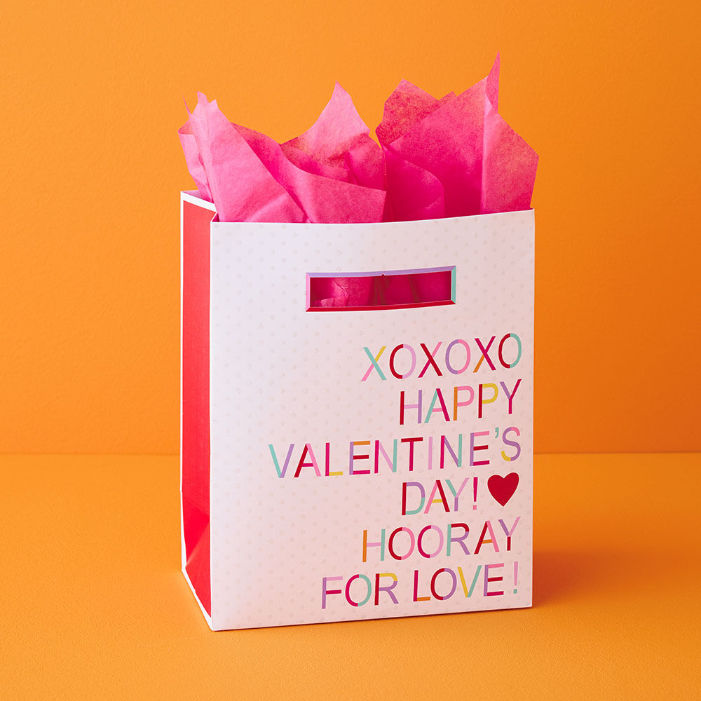 Giftology Video: How to Put Tissue Paper in a Gift Bag